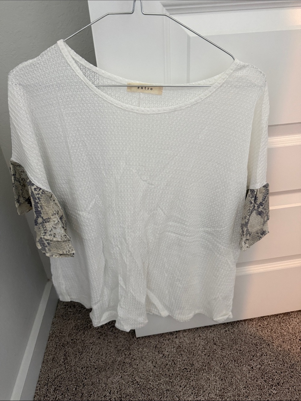 entro White Short Sleeve Top with Snake-Print Ruffle Sleeves